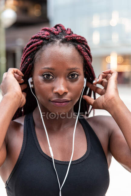 Muscolosa donna etnica ascoltare musica — Foto stock