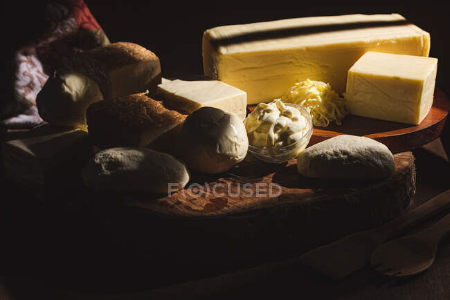 Collezione di formaggi italiani assortiti integrali e grattugiati su tavola in legno — Foto stock