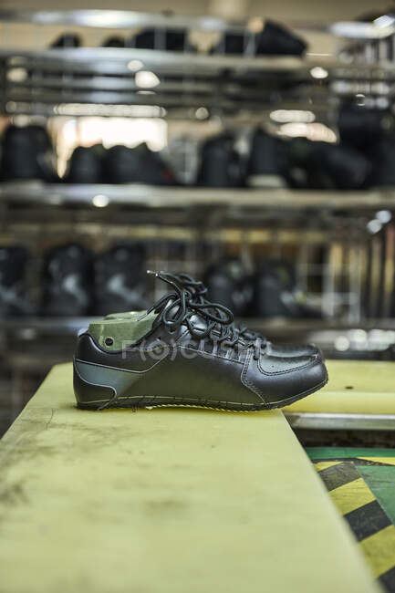 Detalle de zapatos en línea de producción de control de calidad en fábrica de zapatos chinos - foto de stock