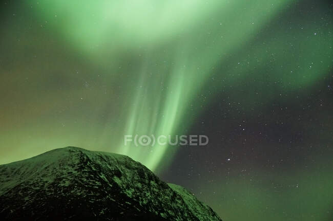 Luzes verdes e rosa espetaculares do norte em Tromso — Fotografia de Stock
