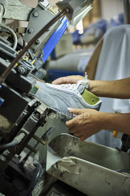 Обувь в процессе сборки на китайском заводе — стоковое фото