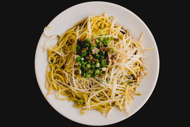 Antipasti gustosi tagliatelle di soia calda su piatto bianco nel ristorante asiatico — Foto stock
