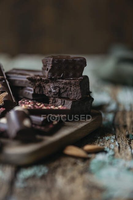 Vista de cerca de las barras de chocolate caseras con frutos secos y bayas - foto de stock