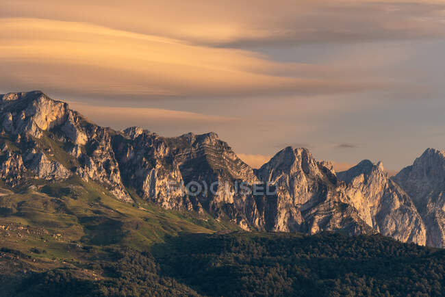 Spettacolare vista di alcune montagne nei Picos de Europa — Foto stock
