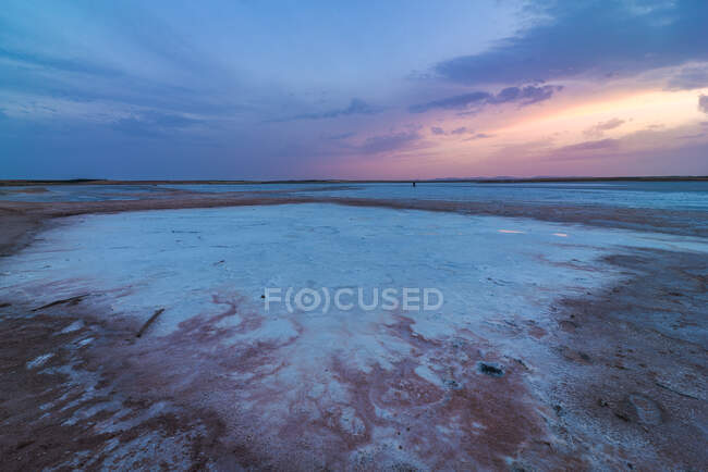 Vista panoramica della laguna salata situata vicino al mare a Penahueca sotto il cielo al tramonto — Foto stock