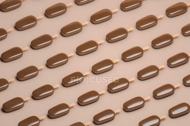 Зверху на тлі шоколадних морозива утворюються паралельні лінії — стокове фото