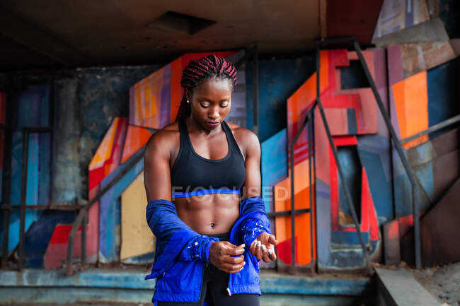 Спортивна жінка знімає піджак — стокове фото