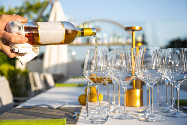 Garçom poiring vinho em um copo no restaurante de alta cozinha ao ar livre — Fotografia de Stock