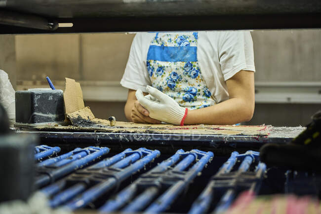 Деталь працівника, який застосовує клей до взуття, на виробничій лінії китайської фабрики взуття. — стокове фото