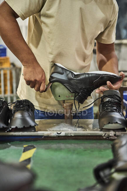 Detalhe do trabalhador removendo o molde da fábrica de sapatos chineses — Fotografia de Stock