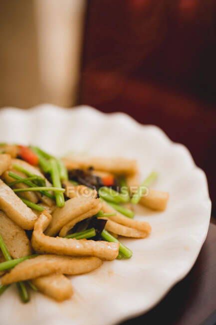 Prato de deliciosa lula cozida com legumes no café asiático — Fotografia de Stock