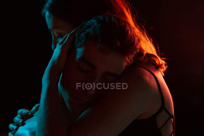 Художественное изображение любящей пары, показывающей любовь при свете проектора — стоковое фото
