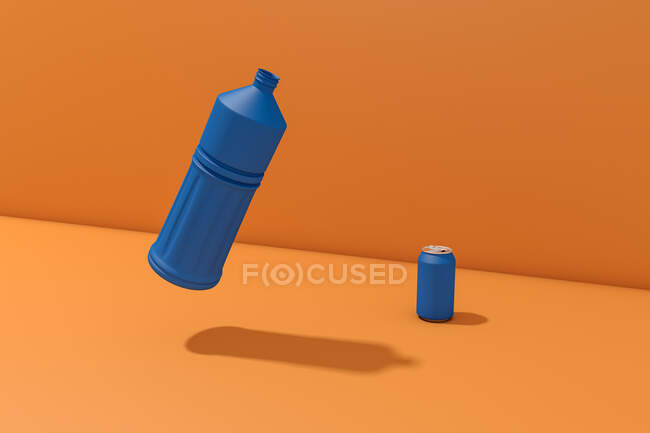 Пластиковая бутылка и синяя банка на оранжевом фоне. Концепция отходов и загрязнения. — стоковое фото