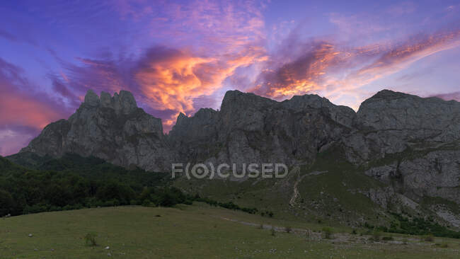 Дивовижний вид деяких гір на Пікос - де - Европа. — стокове фото