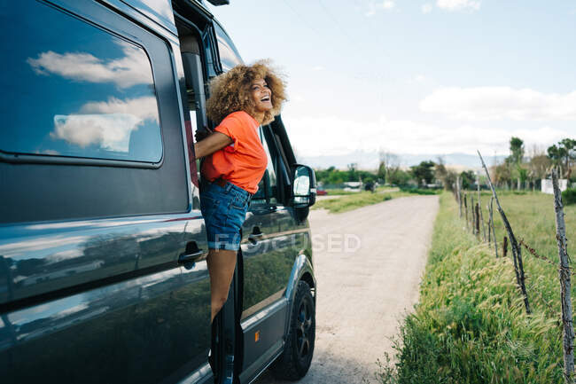 Optimistische schwarze Frau steht im Wohnmobil — Stockfoto