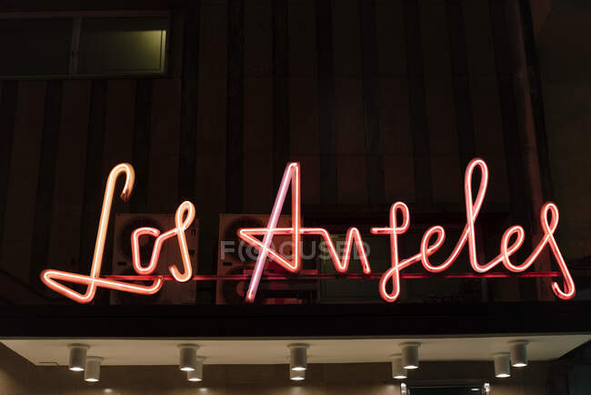 Frontansicht einer rosafarbenen Leuchtreklame mit dem Wort Los Angeles bei Nacht — Stockfoto