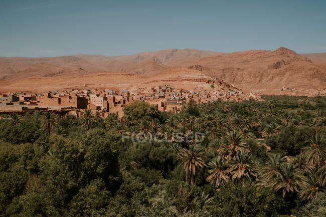Shabby houses of authentic Islamic town located near hills on cloudy day in Marrakesh, Morocco — Stock Photo