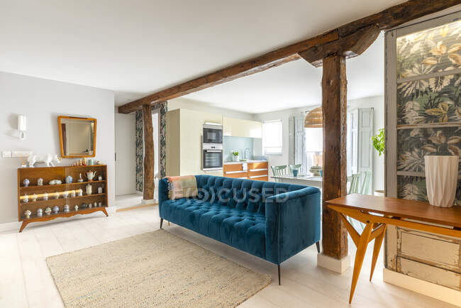 Интерьер гостиной современного уютного дома с голубым диваном — стоковое фото