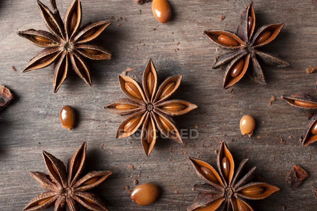Nahaufnahme von aromatischen getrockneten Anis-Sternen mit Samen auf rustikalem Holztisch für den Hintergrund des Gastro-Konzepts — Stockfoto