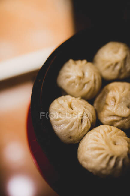 Vue aérienne des cultures de xiaolongbao chaud délicieux à la vapeur dans le panier en bambou sur la table dans la cuisine restaurant asiatique — Photo de stock