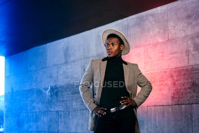 Porträt eines eleganten schwarzen Mannes mit grauem Mantel auf der Straße — Stockfoto