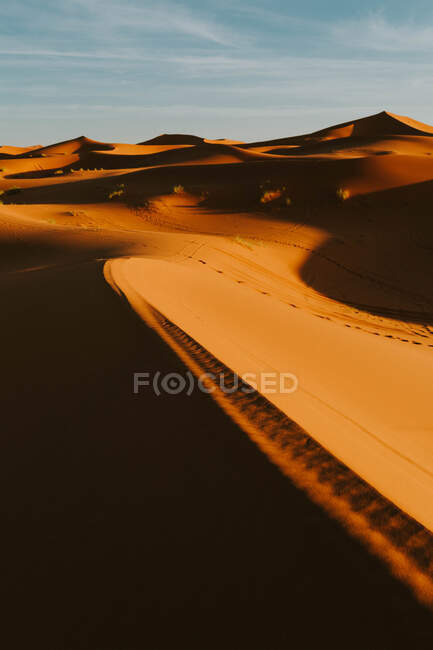 Яскраве блакитне небо над посушливою пустелею з піщаними дюнами в сонячний день біля Марракеша, Марокко. — стокове фото