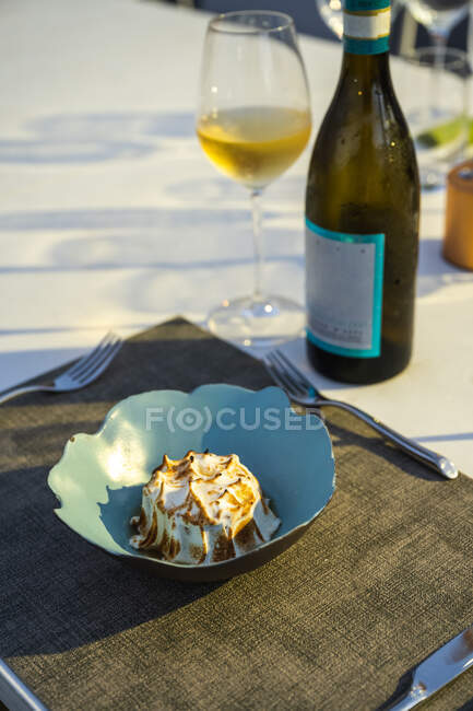 Délicieux dessert gâteau au citron au restaurant de haute cuisine en plein air — Photo de stock