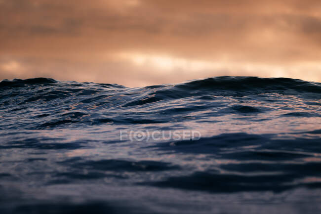 Nahaufnahme einiger Wellen, die sich im Meer bewegen — Stockfoto