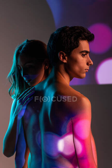 Image artistique de couple affectueux montrant l'amour sous les projecteurs — Photo de stock