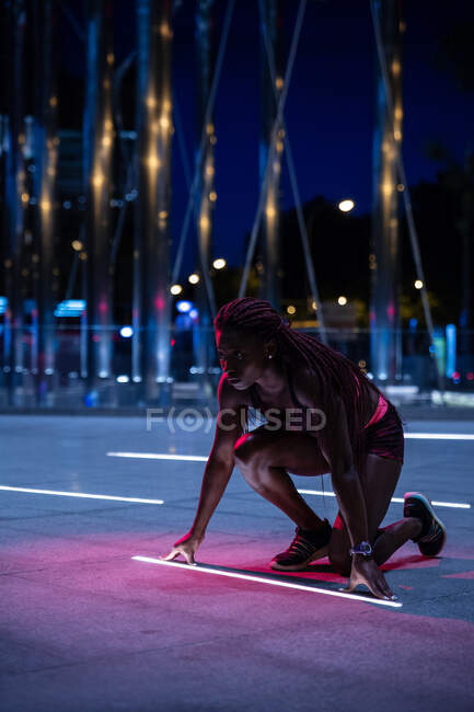 Sportswoman prêt à courir début — Photo de stock