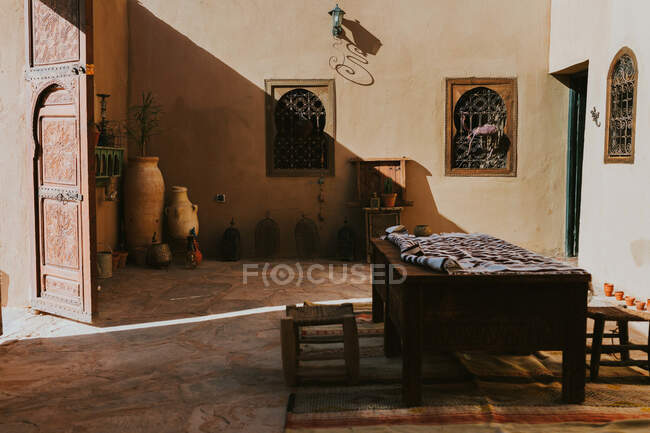 Tisch mit Tischdecke im schäbigen Innenhof eines traditionellen arabischen Hauses an einem sonnigen Tag in Marrakesch, Marokko — Stockfoto