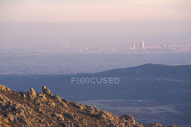 Vista pitoresca da cidade remota localizada perto das terras altas na manhã enevoada no Parque Nacional Sierra de Guadarrama, em Madrid, Espanha — Fotografia de Stock