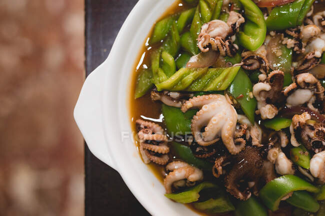 Tigela de ramen picante apetecível quente tradicional na mesa de madeira no restaurante asiático — Fotografia de Stock