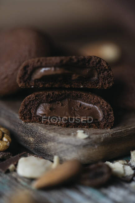 Vista de perto de um biscoito de chocolate com creme de cacau — Fotografia de Stock