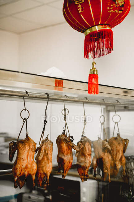 Zubereitete leckere appetitliche Entenbraten hängen in der Küche im Restaurant — Stockfoto