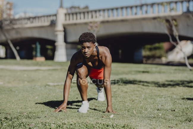 Junge Fitness-Afroamerikanerin bereitet sich auf Laufen und Bewegung im Park vor — Stockfoto