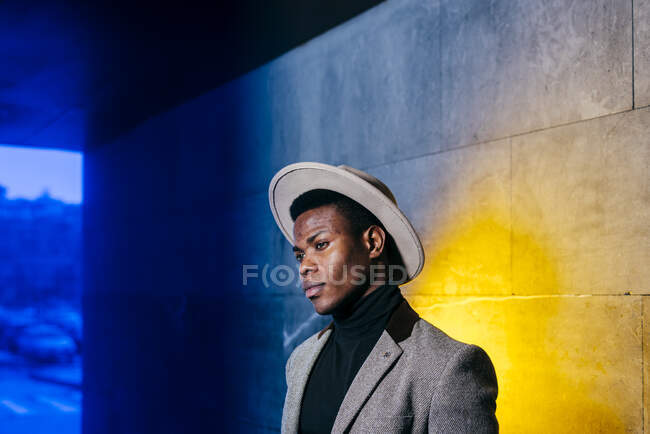 Portrait d'homme noir élégant avec manteau gris dans la rue — Photo de stock