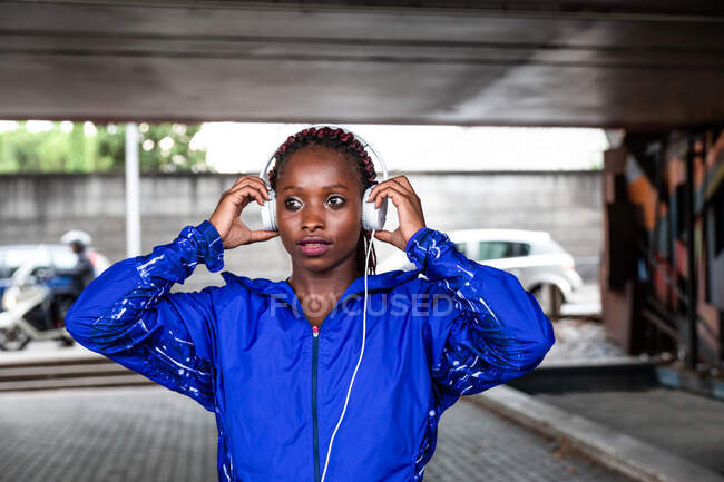 Cheerful sportswoman listening to music — Stock Photo