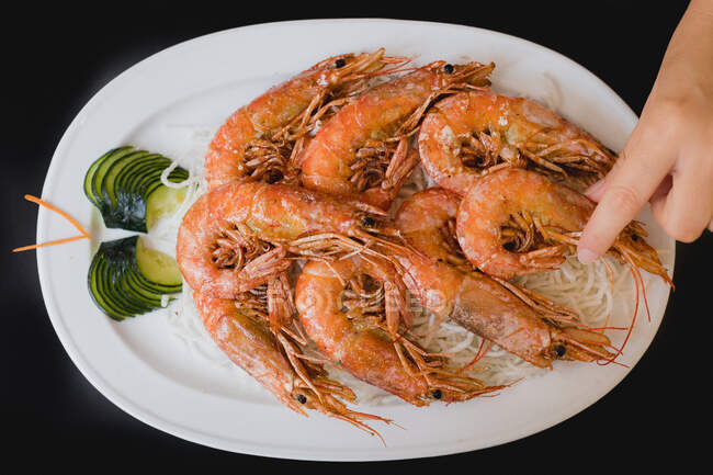 Crevettes appétissantes préparées au restaurant — Photo de stock