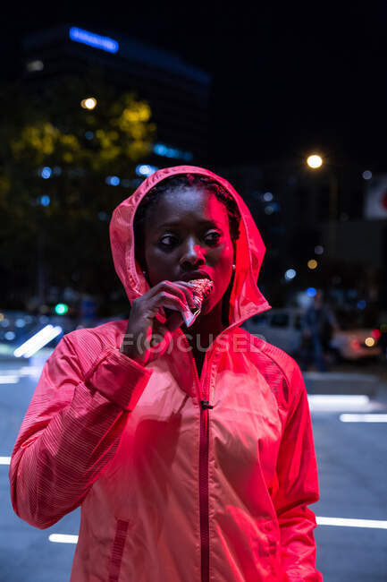 Ethnische Sportlerin beim Imbiss auf der Straße — Stockfoto
