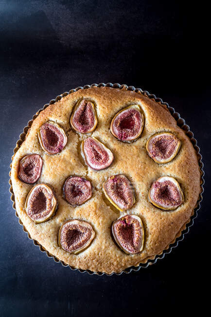 De cima da torta doce com figos servidos na assadeira na mesa — Fotografia de Stock