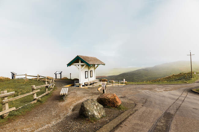 Curve of route and viewpoint meadow for tourists with benches and information stand on high cliff of Point Reyes National Seashore in foggy day — Stock Photo