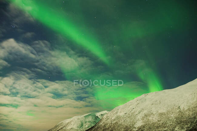 Espectacular aurora boreal verde y rosa en Tromso - foto de stock