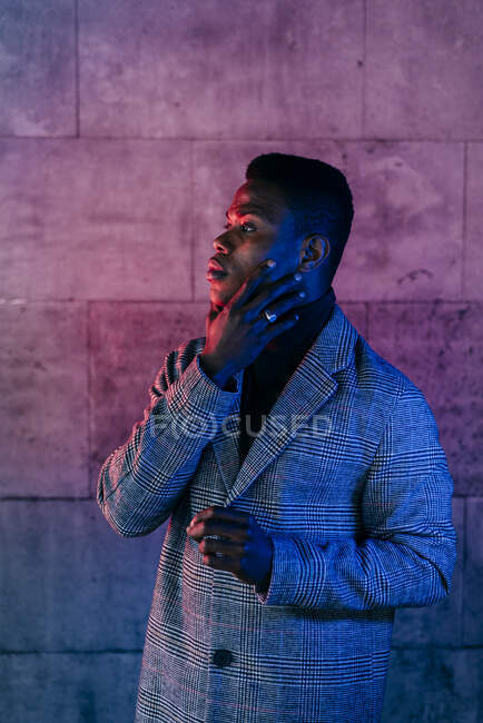 Retrato de hombre negro elegante con abrigo gris en la calle - foto de stock