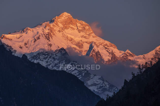 Скелясті Гімалаї вкриті снігом, освітленим яскравим оранжевим сонячним світлом у Непалі. — стокове фото