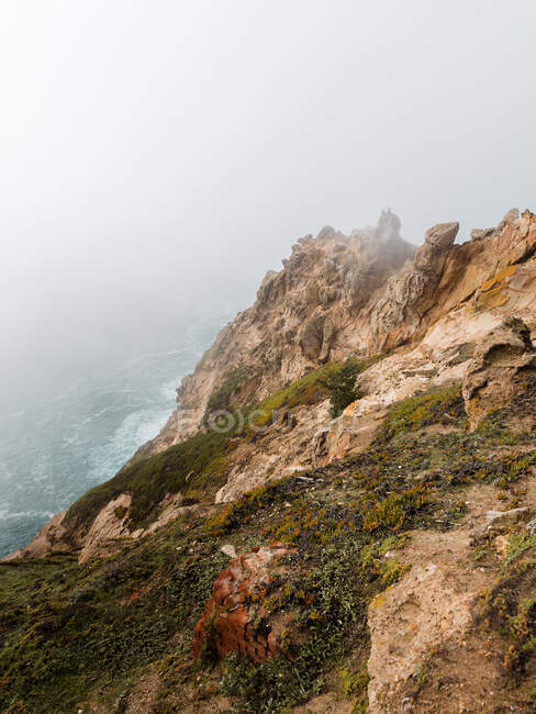 Marvellous landscape of Point Reyes National Seashore with foamy ocean waves running on beach with endless huge cliffs in California — Stock Photo