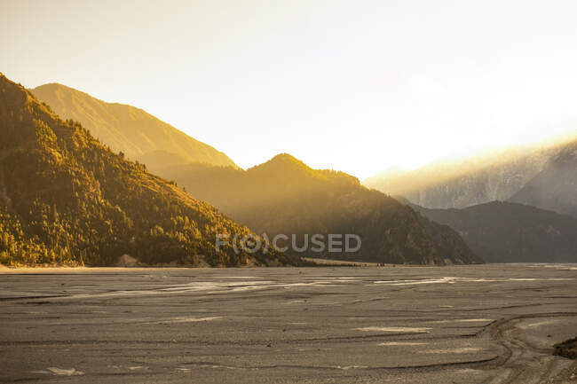 Vista deslumbrante do vale seco no cume do Himalaia iluminado pela luz solar ao pôr-do-sol no Nepal — Fotografia de Stock