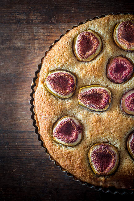 From above of sweet pie with figs served in baking dish on wooden table — Stock Photo