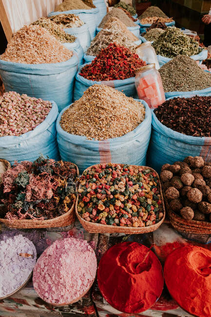 Из вышеперечисленных специй, организованных на киоске на уличном рынке в Марракеше, Марокко — стоковое фото