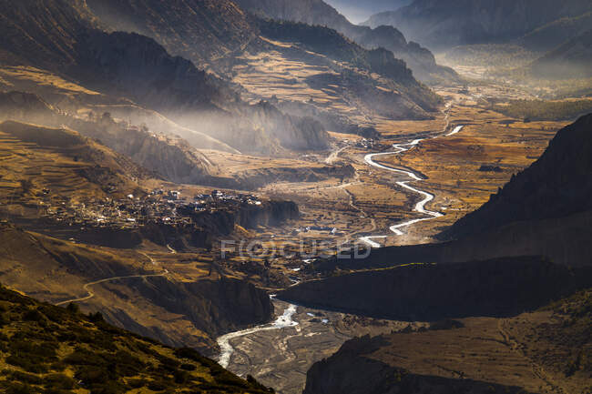Paisagem pitoresca de aldeia com edifícios localizados no Himalaia na manhã ensolarada no Nepal — Fotografia de Stock